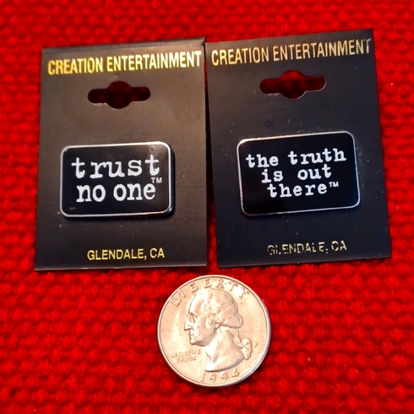 Vintage X-Files Pins 👽 New on Card - Picture 2 of 2